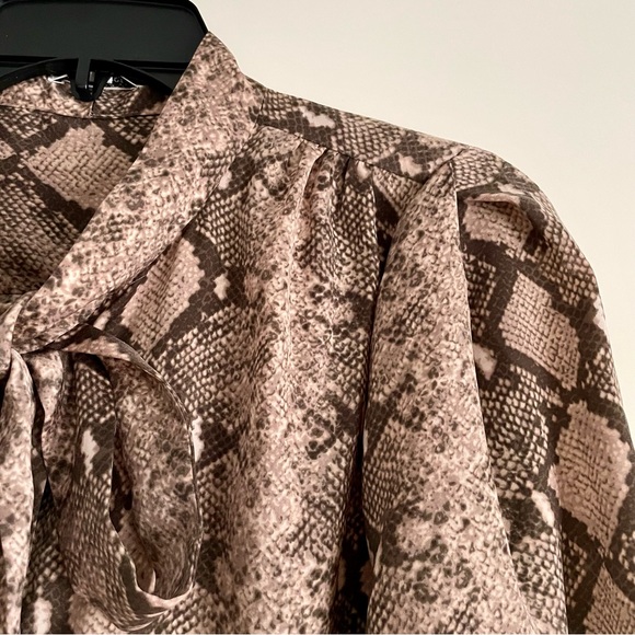 Stella & Dot Lady Boss Snakeskin Button Front Tie Neck Blouse Size L EUC - Picture 10 of 13